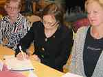 Marja Rissanen allekirjoittaa perustamiskirjaa.