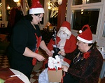 Joulupukki toi mys lahjoja klubimme jsenille. Pukin aputonttuina Helj (vasemmalla) ja Terttu.