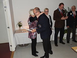 Piirikuvernri Pekka Sopanen palkitsi Oili Tonterin toiminnastaan lohkon puheenjohtajana.