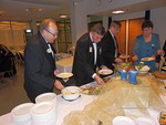 Juhlan antimien rell vasemmalta piirikuvernri Pekka Sopanen, PDG Jukka Hietanen (LC Heinola/Jyrnk), Matti Lunkka (LC Heinola/Sillat) ja Jukan lady Ritva.