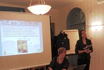 Teija Naakka (oikealla) ja Kati Hmlinen kertoivat Jyrnkln vapaaehtoistyst ja TieAuki-projektista klubien yhteistapaamisessa.