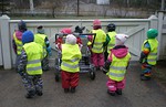 Klubimme lahjoitti 35 kpl turvaliivej Kettukallion pivkodin lapsille. Turvallista matkaa pikku liikkujat, toivoo LC Heinola/Thdet.