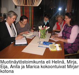 Muotinytstoimikunta eli Helin, Mirja, Eija, Anita ja Marica kokoontuivat Mirjan kotona