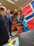 Niina tuo Norjan lippua kokoussaliin kansainvlisen vieraan kunniaksi