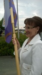 Marja-Leena kantaa lippua