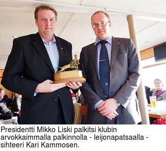Presidentti Mikko Liski palkitsi klubin arvokkaimmalla palkinnolla - leijonapatsaalla - sihteeri Kari Kammosen.