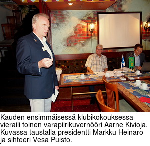 Kauden ensimmisess klubikokouksessa vieraili toinen varapiirikuvernri Aarne Kivioja.  Kuvassa taustalla presidentti Markku Heinaro ja sihteeri Vesa Puisto.