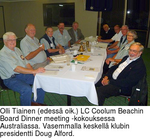 Olli Tiainen (edess oik.) LC Coolum Beachin Board Dinner meeting -kokouksessa Australiassa. Vasemmalla keskell klubin presidentti Doug Alford.