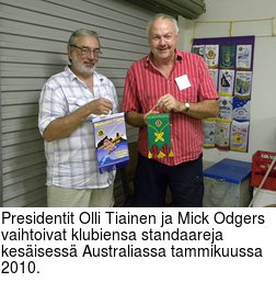 Presidentit Olli Tiainen ja Mick Odgers vaihtoivat klubiensa standaareja kesisess Australiassa tammikuussa 2010.