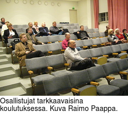 Osallistujat tarkkaavaisina koulutuksessa. Kuva Raimo Paappa.