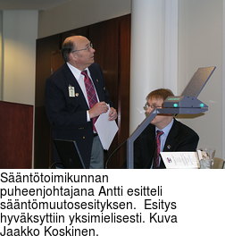 Snttoimikunnan
puheenjohtajana Antti esitteli sntmuutosesityksen.  Esitys
hyvksyttiin yksimielisesti. Kuva Jaakko Koskinen.