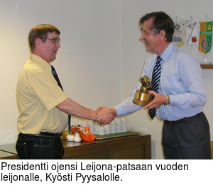Presidentti ojensi Leijona-patsaan vuoden leijonalle, Kysti Pyysalolle.
