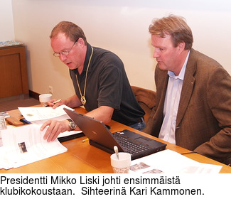 Presidentti Mikko Liski johti ensimmist klubikokoustaan.  Sihteerin Kari Kammonen.