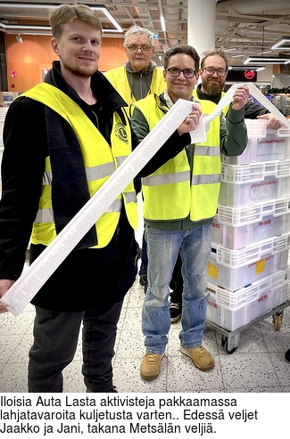 Iloisia Auta Lasta aktivisteja pakkaamassa lahjatavaroita kuljetusta varten.. Edess veljet Jaakko ja Jani, takana Metsln velji.