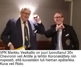 VPK Markku Vesikallio on juuri luovuttanut 30v Chevronin veli Antille ja tehtiin Koronakttely niin nopeasti, ett kuvastakin tuli hieman eptarkka. Kuva veli Risto.