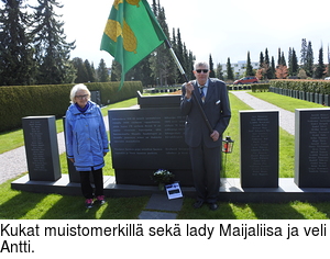 Kukat muistomerkill sek lady Maijaliisa ja veli Antti.