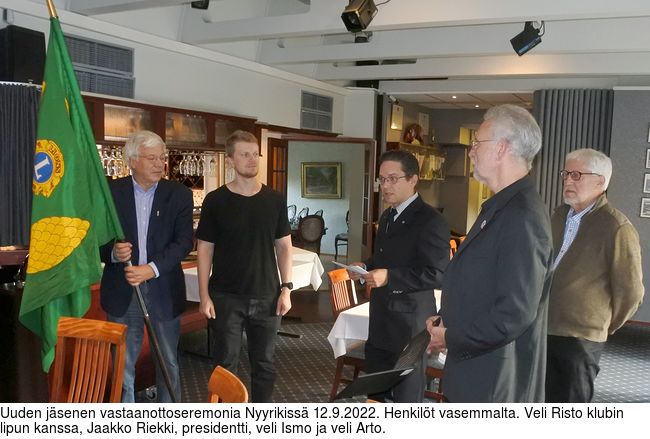 Uuden jsenen vastaanottoseremonia Nyyrikiss 12.9.2022. Henkilt vasemmalta. Veli Risto klubin lipun kanssa, Jaakko Riekki, presidentti, veli Ismo ja veli Arto.