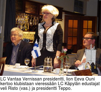 LC Vantaa Vernissan presidentti, lion Eeva Ouni kertoo klubistaan vieressn LC Kpyln edustajat veli Risto (vas.) ja presidentti Teppo.