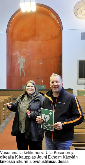 Vasemmalla kirkkoherra Ulla Kosonen ja oikealla K-kauppias Jouni Ekholm Kpyln kirkossa iskurin luovutustilaisuudessa