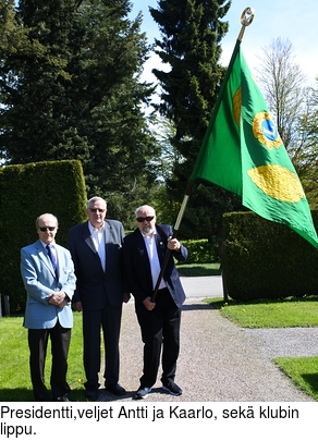 Presidentti,veljet Antti ja Kaarlo, sek klubin lippu.