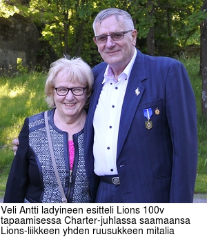 Veli Antti ladyineen esitteli Lions 100v tapaamisessa Charter-juhlassa saamaansa Lions-liikkeen yhden ruusukkeen mitalia