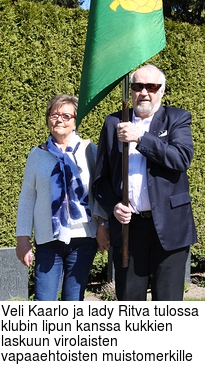Veli Kaarlo ja lady Ritva tulossa klubin lipun kanssa kukkien laskuun virolaisten vapaaehtoisten muistomerkille