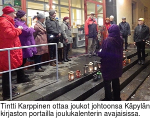 Tintti Karppinen ottaa joukot johtoonsa Kpyln kirjaston portailla joulukalenterin avajaisissa.