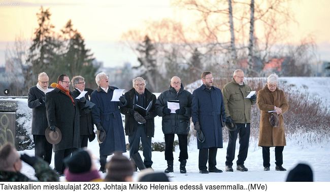 Taivaskallion mieslaulajat 2023. Johtaja Mikko Helenius edess vasemmalla..(MVe)