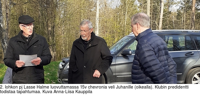 2. lohkon pj Lasse Halme luovuttamassa 15v chevronia veli Juhanille (oikealla). Klubin predidentti todistaa tapahtumaa. Kuva Anna-Liisa Kauppila