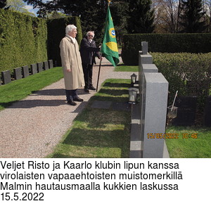 Veljet Risto ja Kaarlo klubin lipun kanssa virolaisten vapaaehtoisten muistomerkill Malmin hautausmaalla kukkien laskussa 15.5.2022