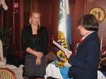 Janike Heimonen antamassa Lions lupaustaan kummille/presidenti Marjalle.