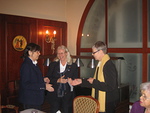 Kauden 2010-2011 presidentti Pirkko Poisuo vastaanotti past presidentti Susannalta kansainvlisen presidentin kristalliansiomerkin jsenhankinnasta.