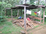 "kodinhoitohuone" jossa polttopuut, pesupaikka ja kuivaushuone.
