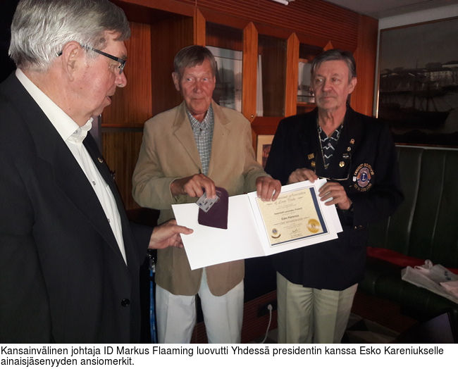 Kansainvlinen johtaja ID Markus Flaaming luovutti Yhdess presidentin kanssa Esko Kareniukselle ainaisjsenyyden ansiomerkit.
