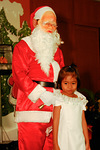 Joulupukki antoi jokaiselle lapselle henkilkohtaisesti lahjan.