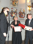 PID Harri Ala-Kulju ylltti Iris Hjelmin ja Jorma Lahti-Nuuttilan uutterasta tyst kuntoutuspiha projektissa kansainvlisen presidentin Certificate of Appreciationilla.