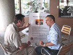 Veikko Teerioja esittelee Franco Ferrille vuonna 2005 Suomessa tehty kampanjamateriaalia, jolla orpokotia tuettiin silloin.