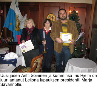 Uusi jsen Antti Soininen ja kumminsa Iris Hjelm on juuri antanut Leijona lupauksen presidentti Marja Savannolle.