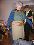 Anja Hinkkanen kertoi mys puvun viikinkiaikaisesta taustasta. Kristakoti huhtikuu