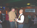 Lions miesten sarjan voittaja Olli Haapa-aho(Hki It) saamassa palkintopytty ravintoloitsija Ari Lahikaiselta.