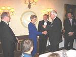 Piirikuvernri Ottfried Blmchen luovutta lady Pirkko Jaatiselle Medal of Merit ansiomerkin.