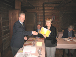 Sointu Angervo sai oman kunniakirjansa huhtikuun kokouksessa.