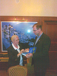 Presidentti Susanna Gustafsson ojensi vierallemme Harri Westerlundille muistksi Leijonan jalanjljill-kirjan. 