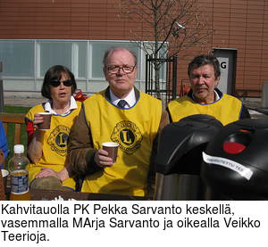 Kahvitauolla PK Pekka Sarvanto keskell, vasemmalla MArja Sarvanto ja oikealla Veikko Teerioja.