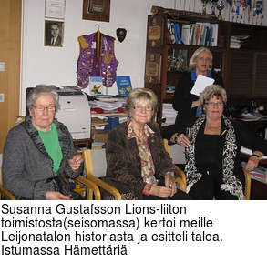 Susanna Gustafsson Lions-liiton toimistosta(seisomassa) kertoi meille Leijonatalon historiasta ja esitteli taloa. Istumassa Hmettri