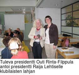 Tuleva presidentti Outi Rinta-Filppula antoi presidentti Raija Lehtiselle klubilaisten lahjan
