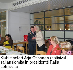 Klubimestari Arja Oksanen (kotisivut) sai ansiomitalin presidentti Raija Lehtiselt