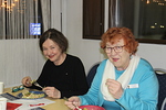 Piri Karhunen (vas.) oli tutustumassa toimintaamme. Pirin vieress Ulla Welin nauttimassa Eila Sundmanin tekem tosi maukasta salaattia.