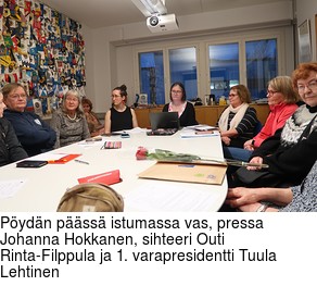 Pydn pss istumassa vas, pressa Johanna Hokkanen, sihteeri Outi Rinta-Filppula ja 1. varapresidentti Tuula Lehtinen