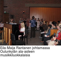 Eila-Maija Rantanen johtamassa Oulunkyln ala-asteen musiikkiluokkalaisia